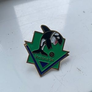Vintage 1994 90s Victoria British Columbia orca whale enamel pin